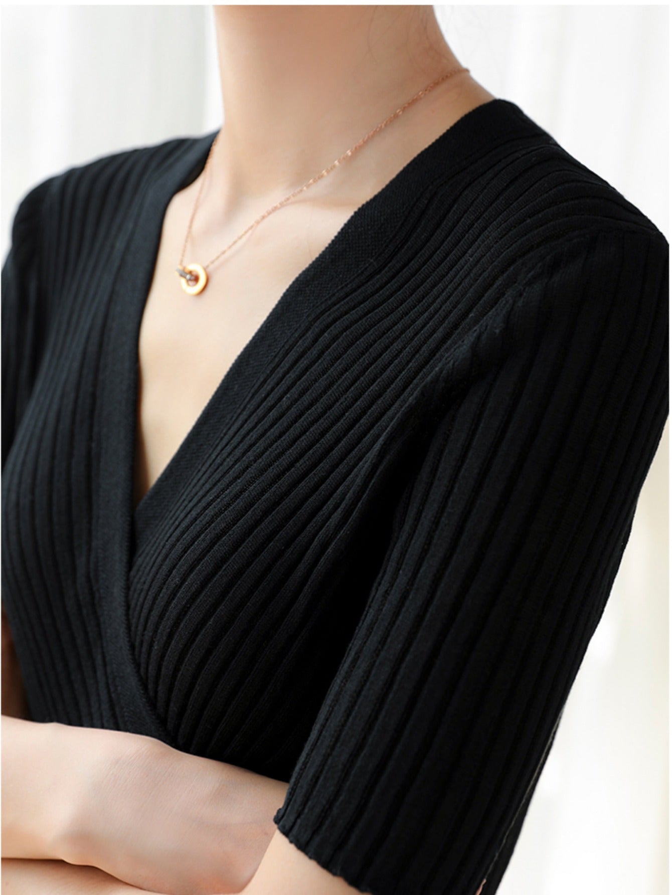 Design sense niche ice silk short-sleeved T-shirt women's summer thin black V-neck high-end sense knitted irregular cross top