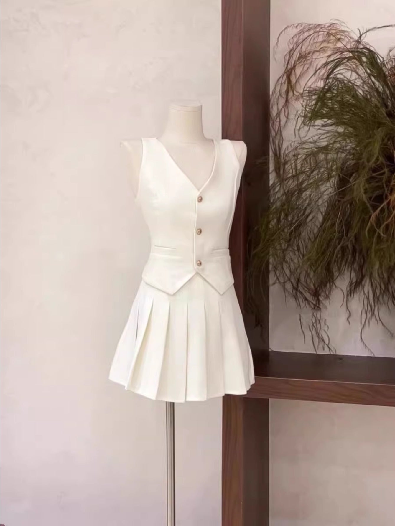 French Xiaoxiangfeng single-breasted split-fork suit, vest, sling vest, women's summer high-waisted pleated short skirt two-piece set