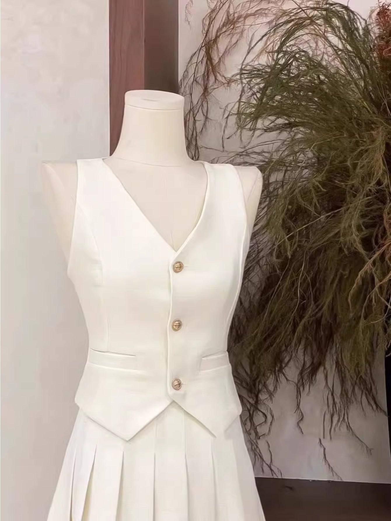 French Xiaoxiangfeng single-breasted split-fork suit, vest, sling vest, women's summer high-waisted pleated short skirt two-piece set