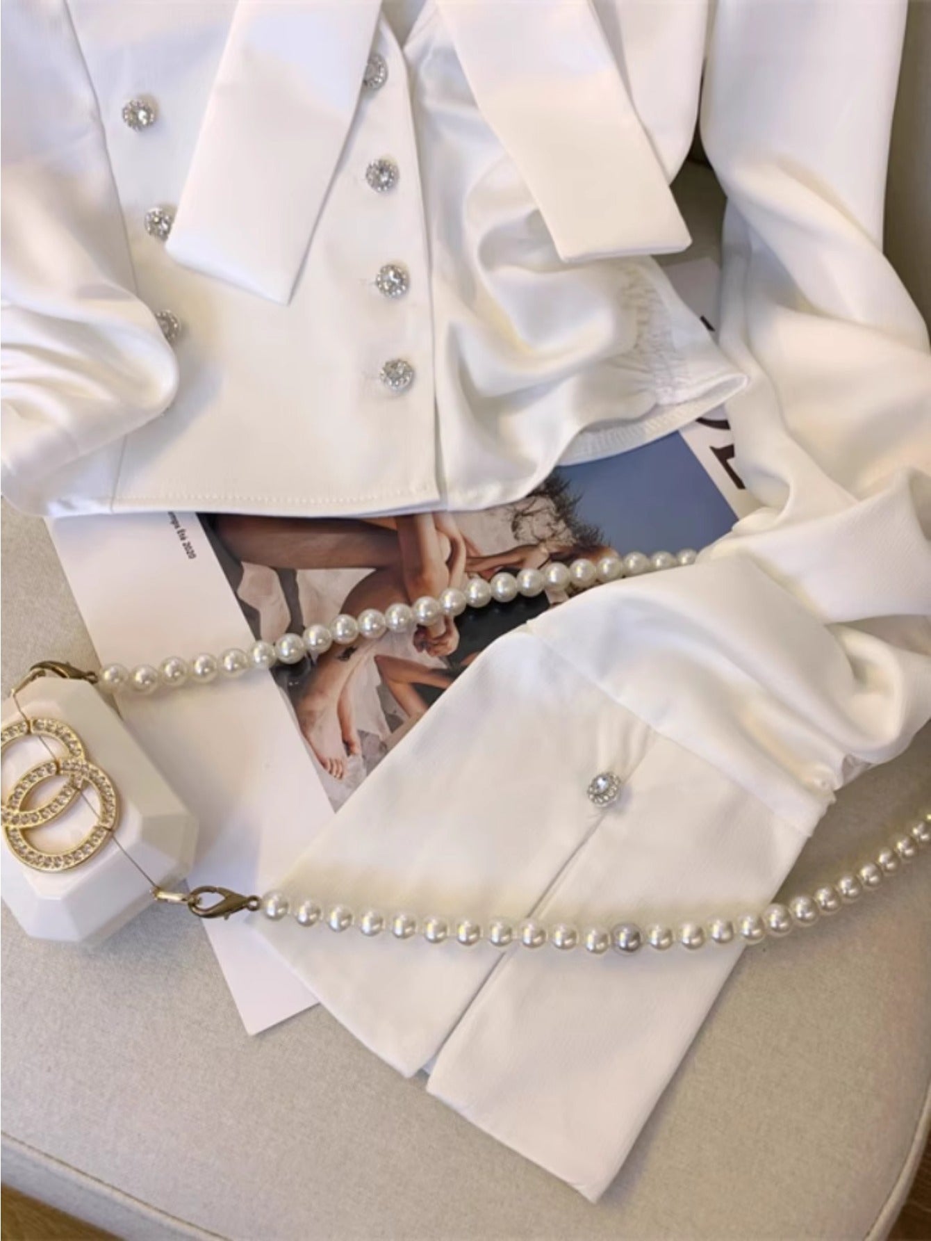 Xiaoxiangfeng temperament bow satin white shirt women's autumn new French unique chic long-sleeved short top