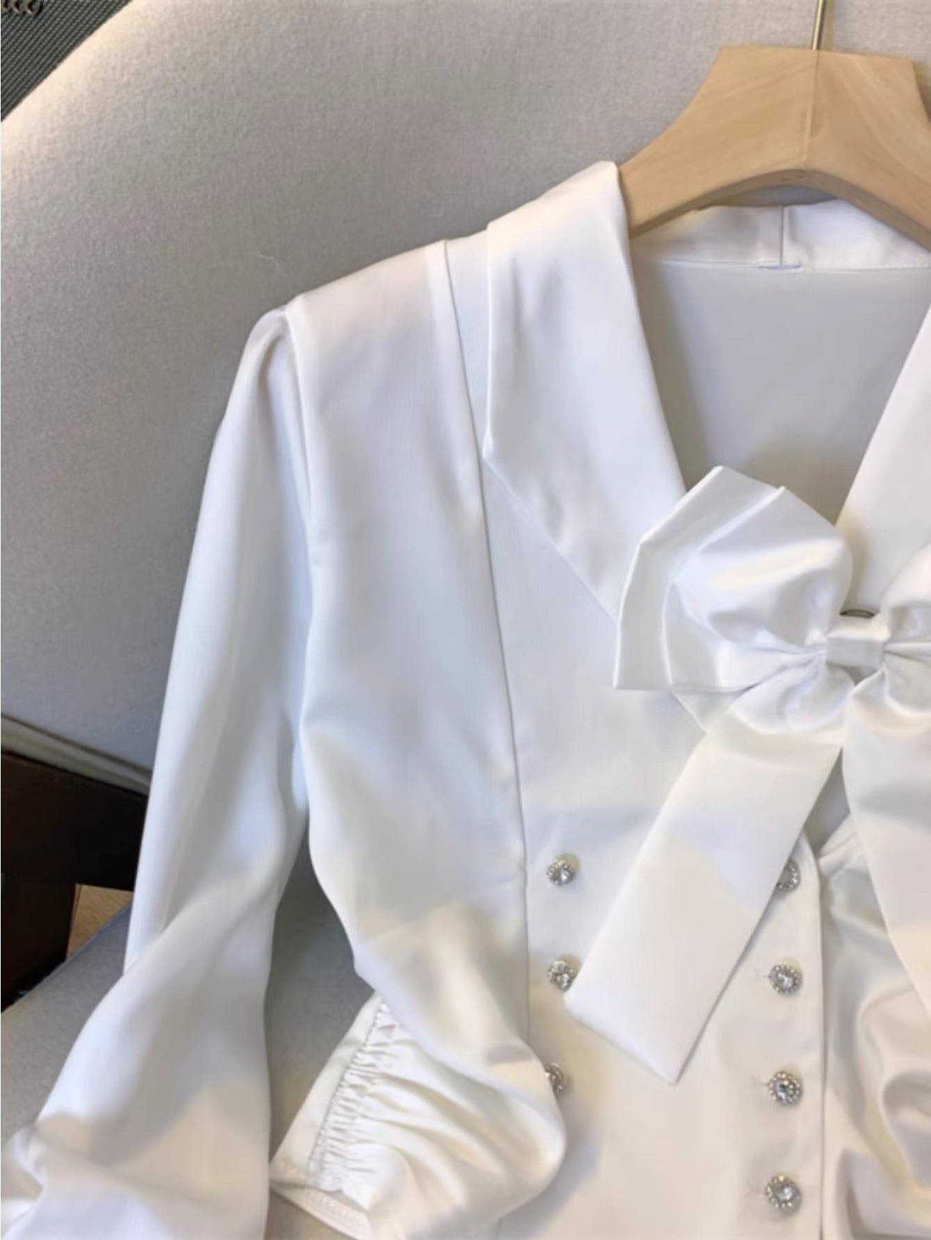 Xiaoxiangfeng temperament bow satin white shirt women's autumn new French unique chic long-sleeved short top