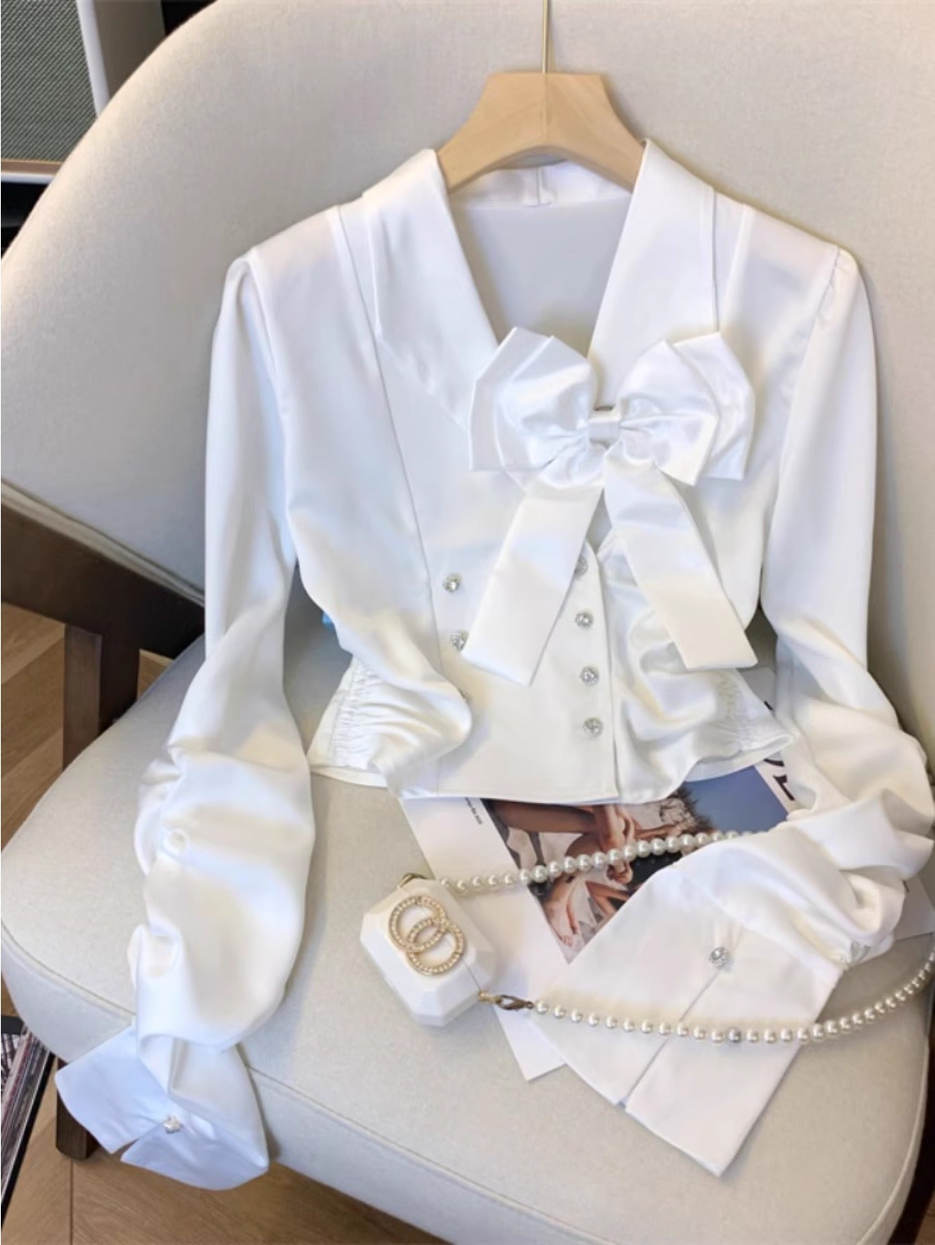 Xiaoxiangfeng temperament bow satin white shirt women's autumn new French unique chic long-sleeved short top