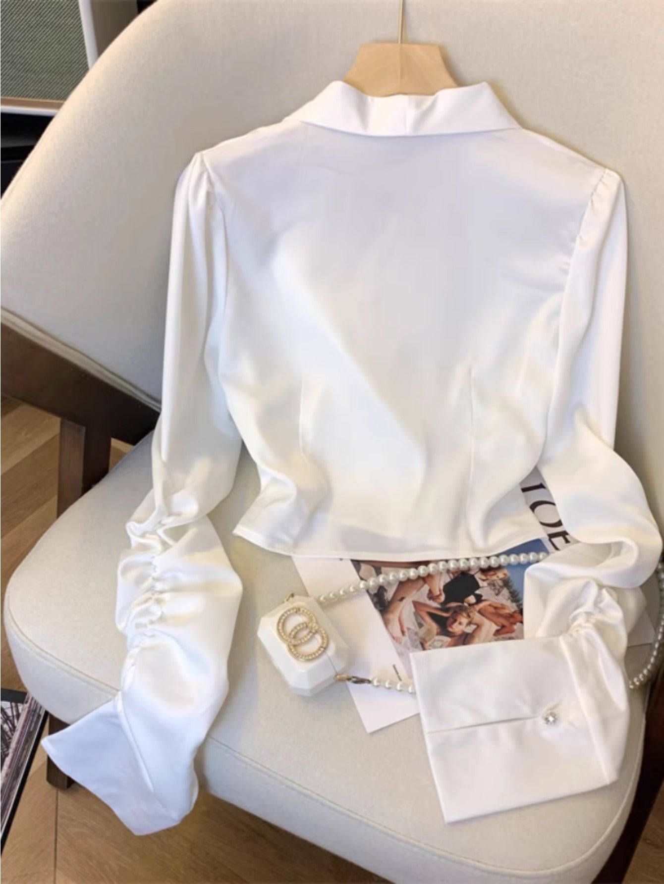 Xiaoxiangfeng temperament bow satin white shirt women's autumn new French unique chic long-sleeved short top