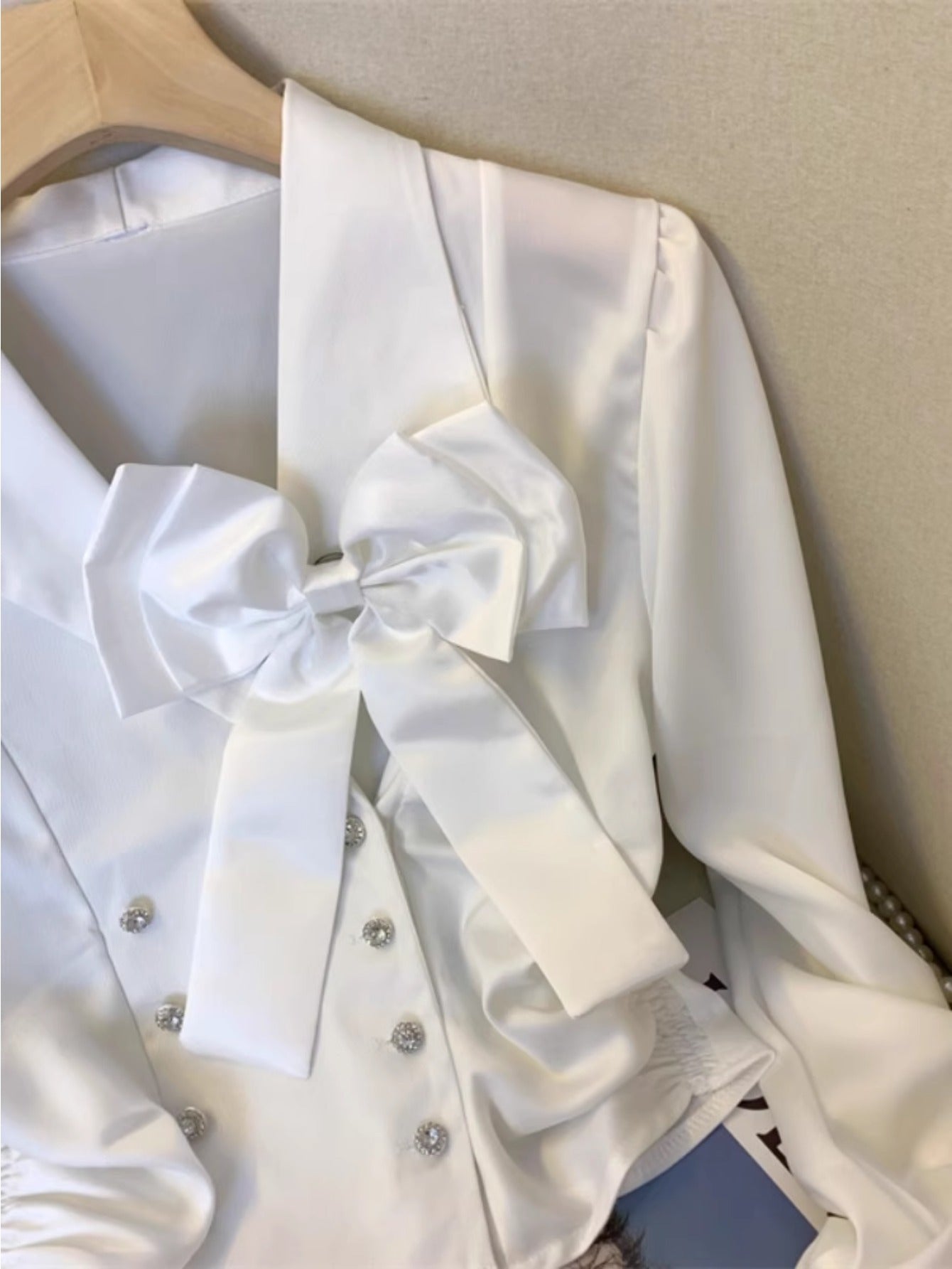 Xiaoxiangfeng temperament bow satin white shirt women's autumn new French unique chic long-sleeved short top